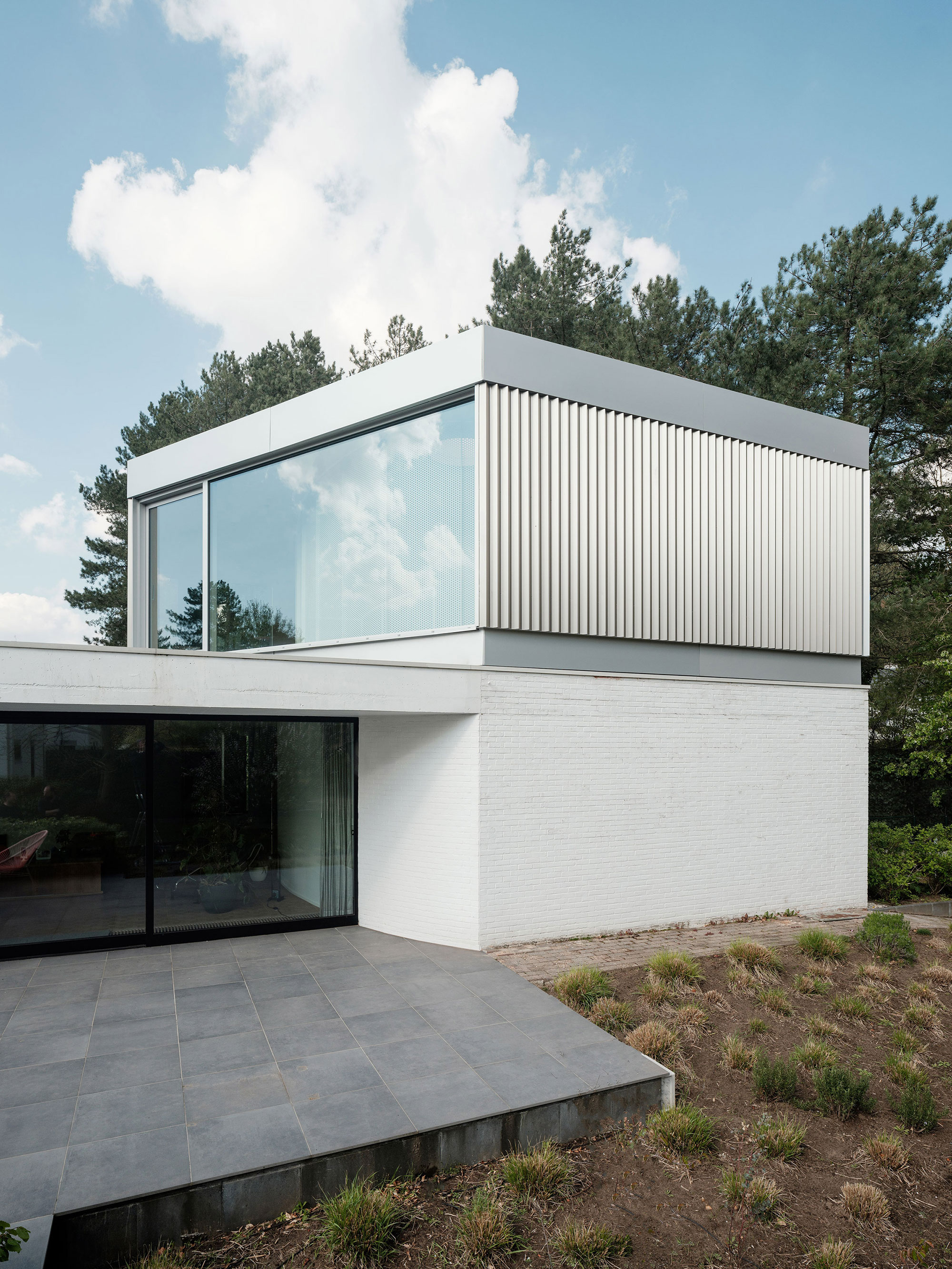 BEEV, A Modernist Home Expanded with A New Floor - Gessato