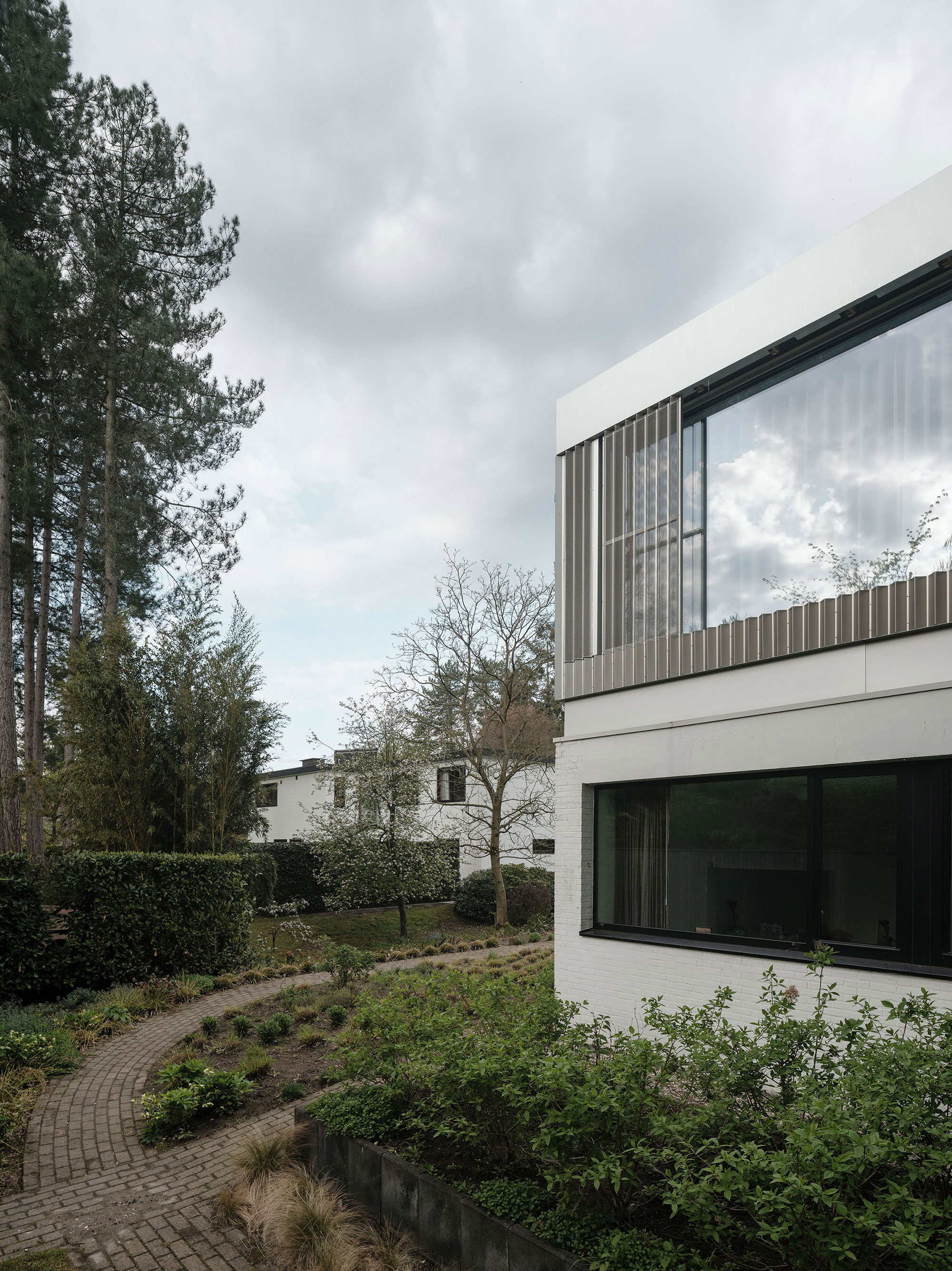 BEEV, A Modernist Home Expanded with A New Floor - Gessato BEEV, A Modernist Home Expanded with A New Floor - Gessato