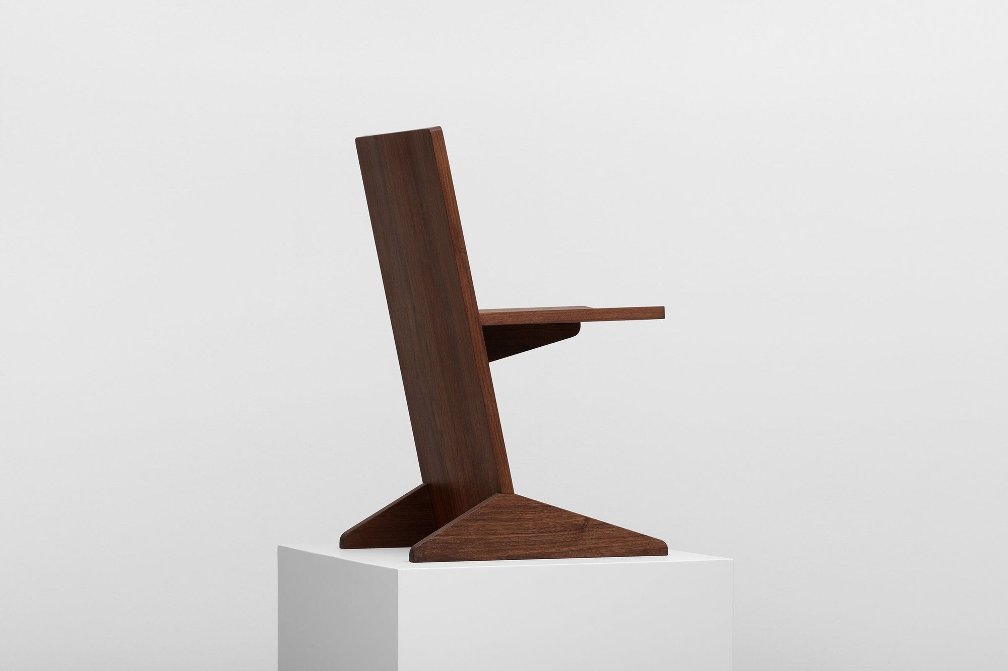 Lotto's Canti, A Minimalist Cantilever Chair - Gessato