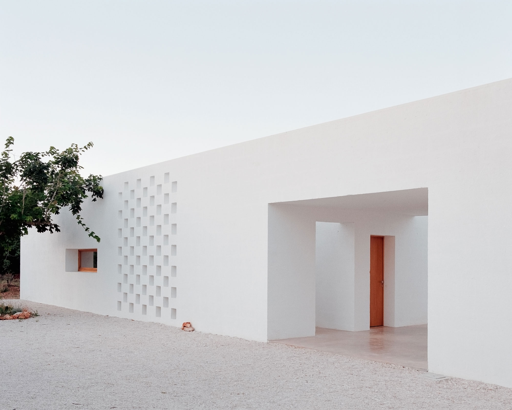 Casanguilla, A Modern House Nestled in the Countryside - Gessato