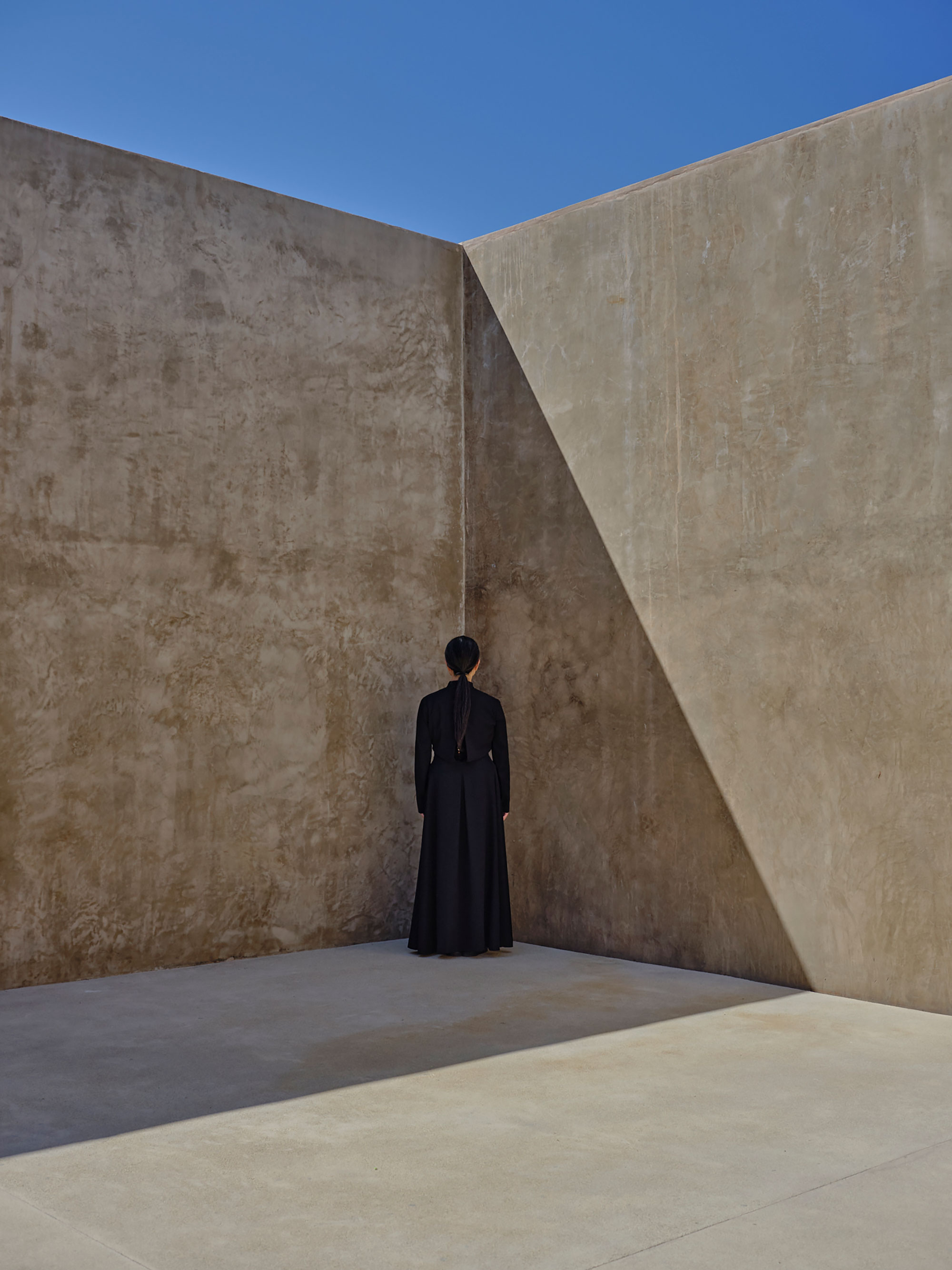 A monolithic sculpture installed in an open-air atrium - Gessato A monolithic sculpture installed in an open-air atrium - Gessato