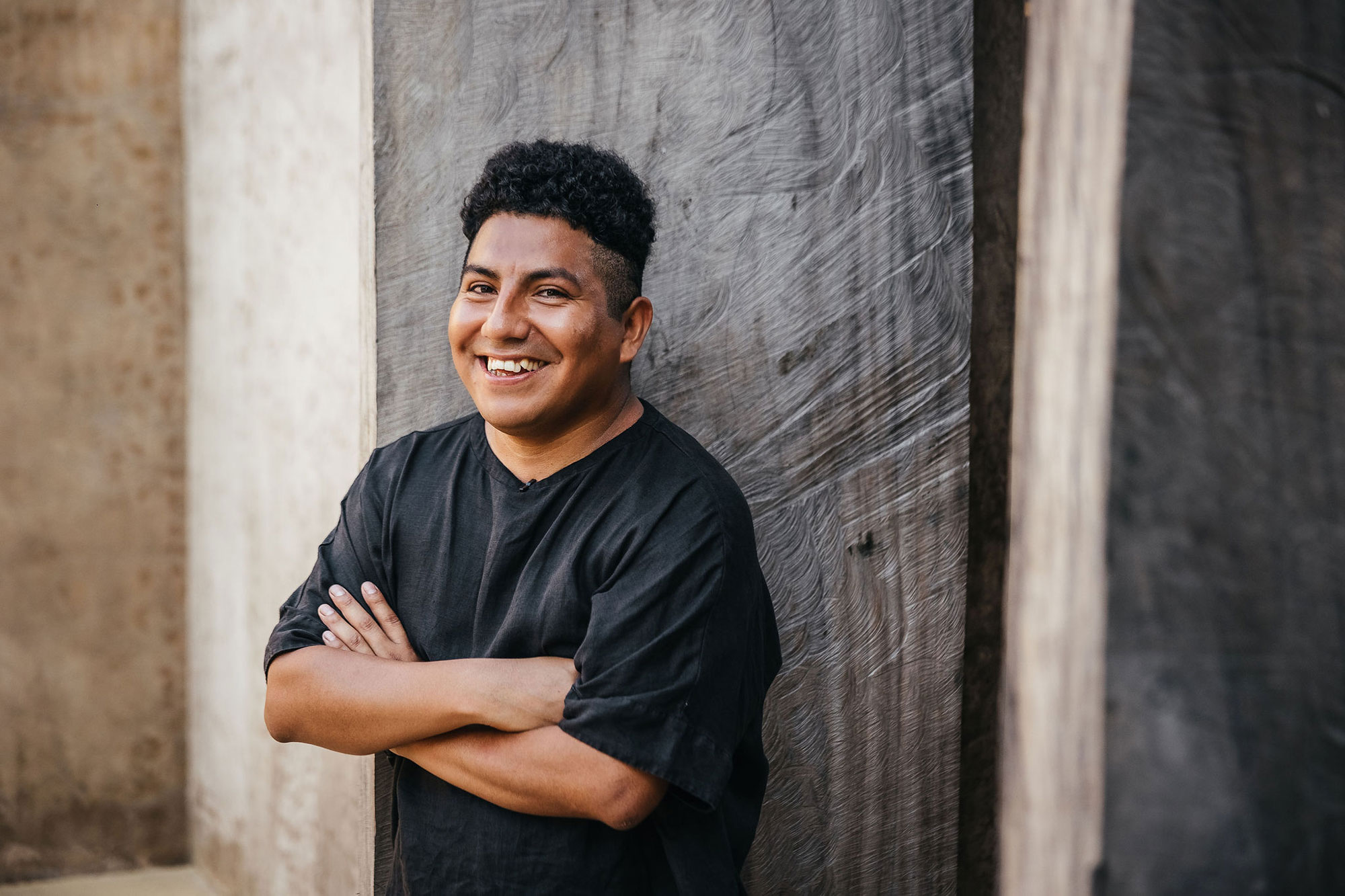 A monolithic sculpture installed in an open-air atrium - Gessato A monolithic sculpture installed in an open-air atrium - Gessato