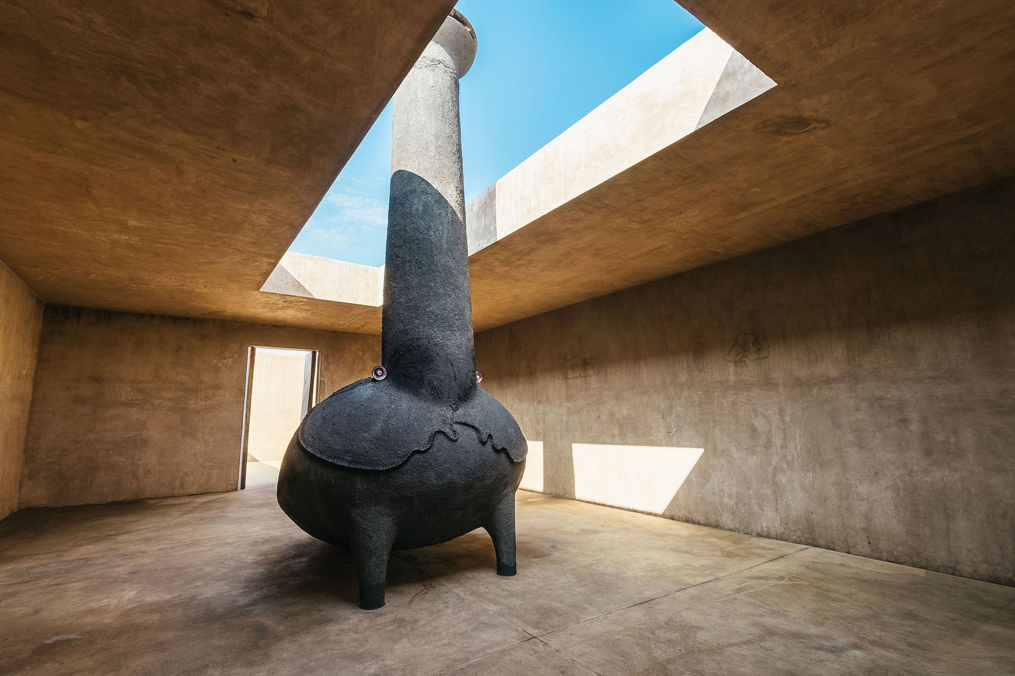 A monolithic sculpture installed in an open-air atrium - Gessato A monolithic sculpture installed in an open-air atrium - Gessato