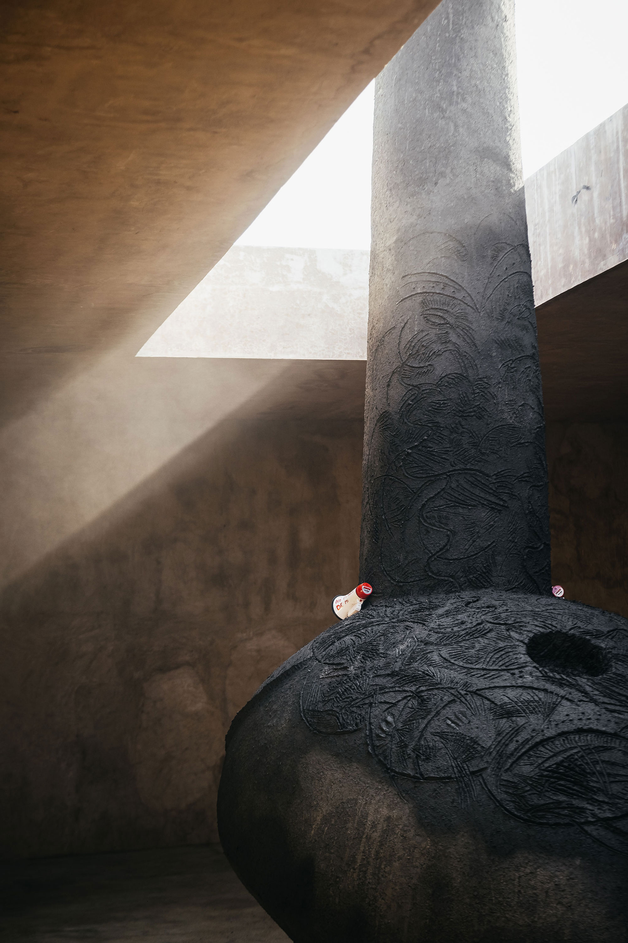 A monolithic sculpture installed in an open-air atrium - Gessato A monolithic sculpture installed in an open-air atrium - Gessato