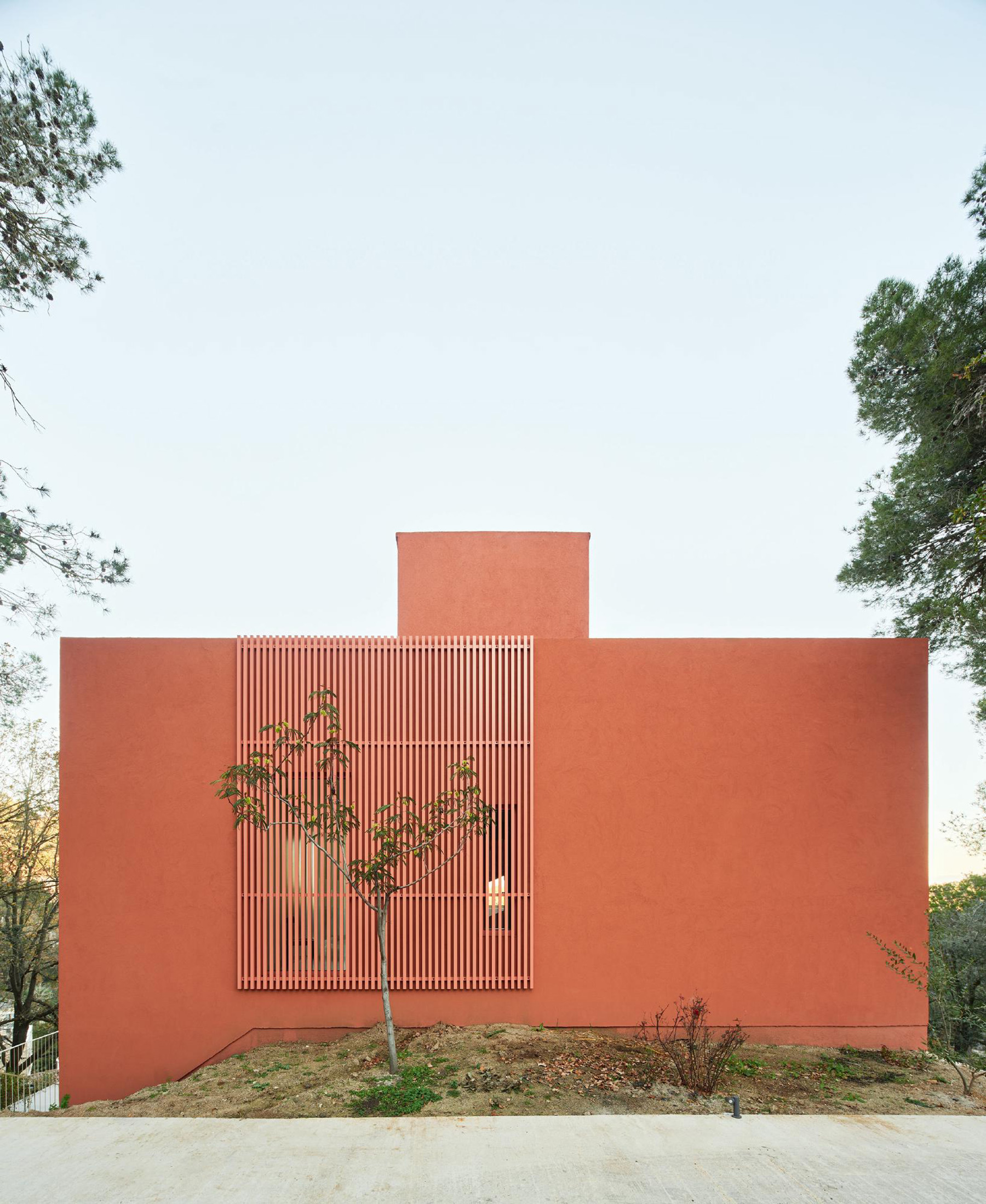 A House That Barely Touches the Ground - Gessato