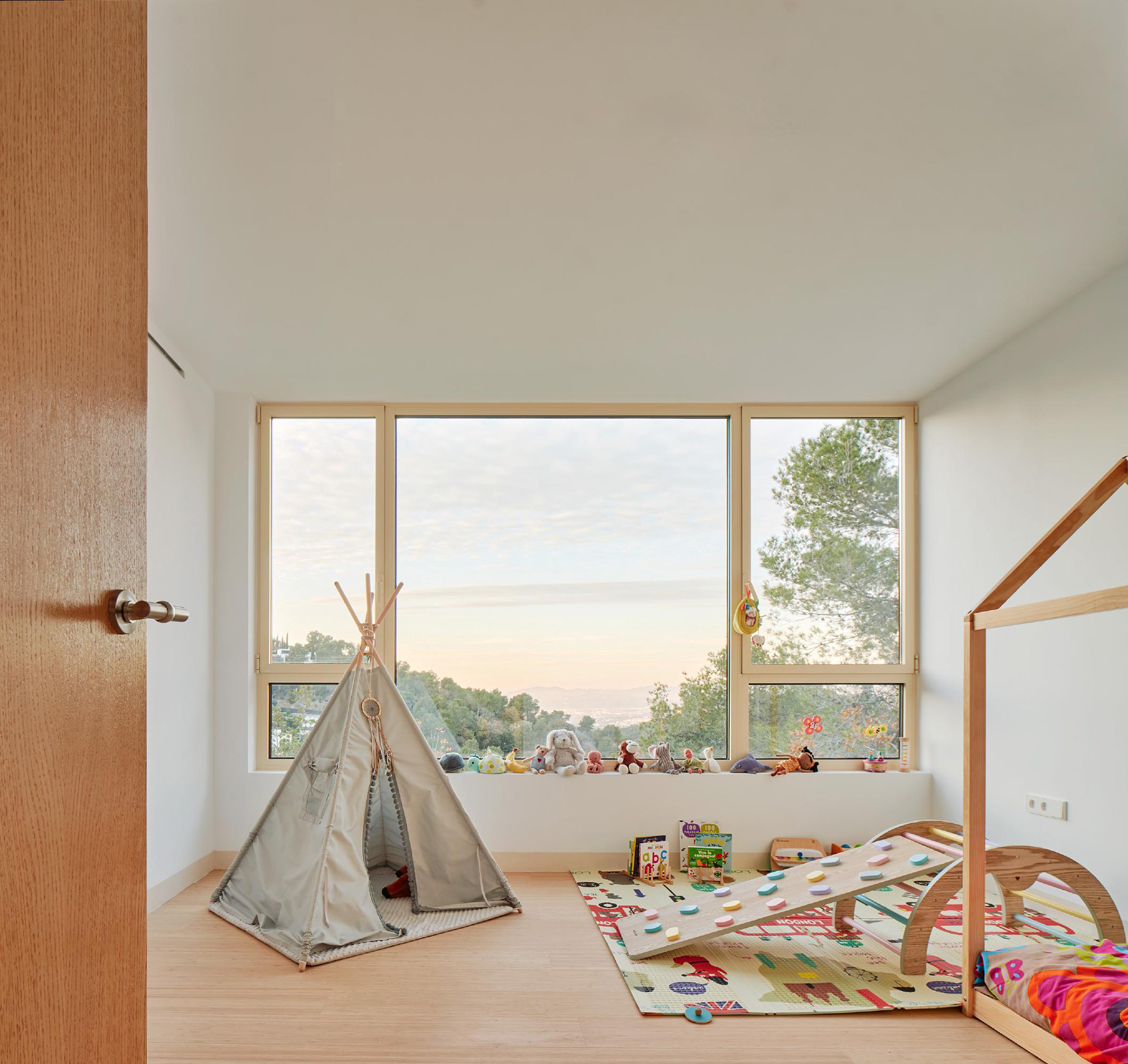 A House That Barely Touches the Ground - Gessato