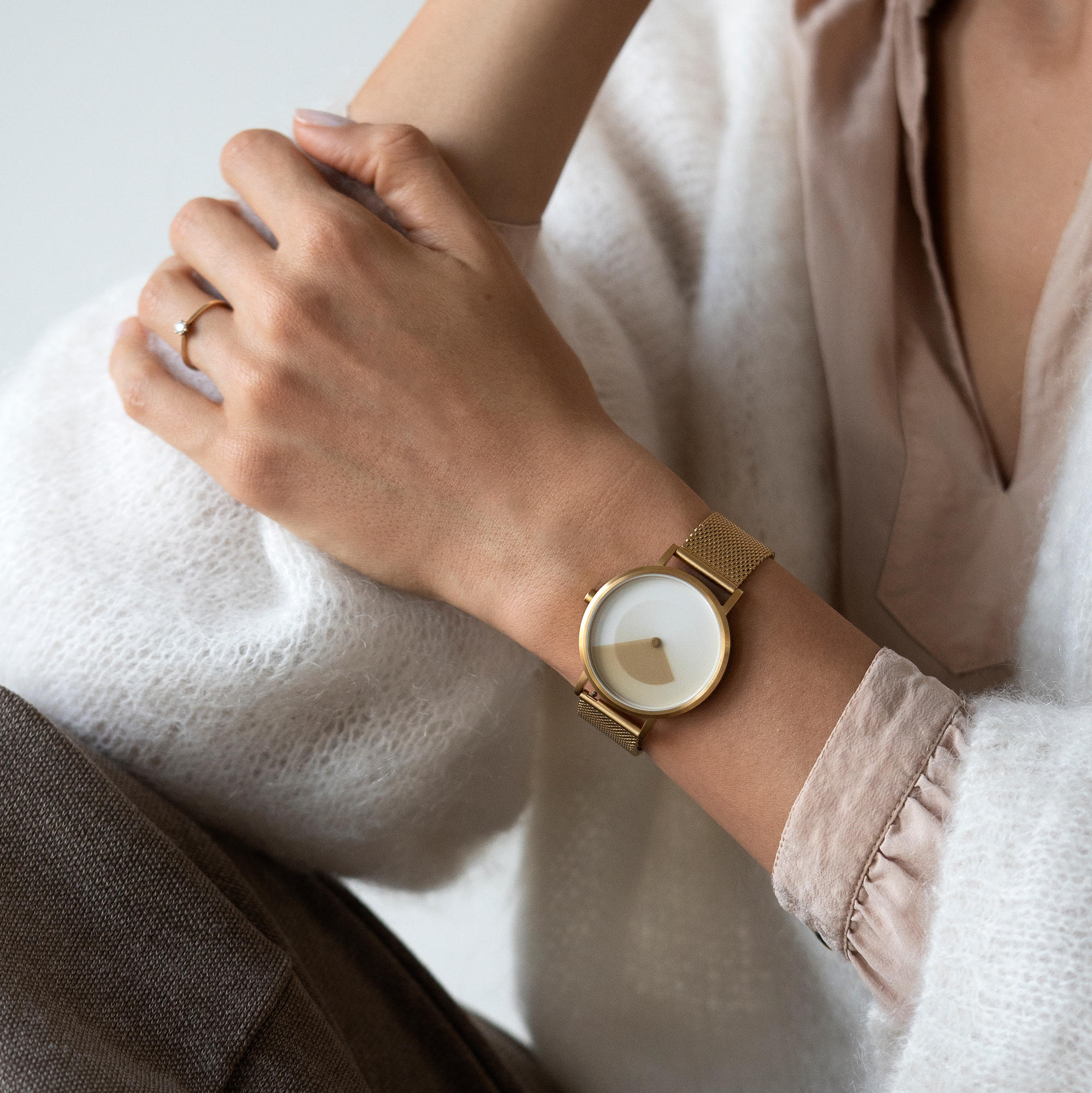 Gradient Watch: Time Told Through Moving Gradients - Gessato