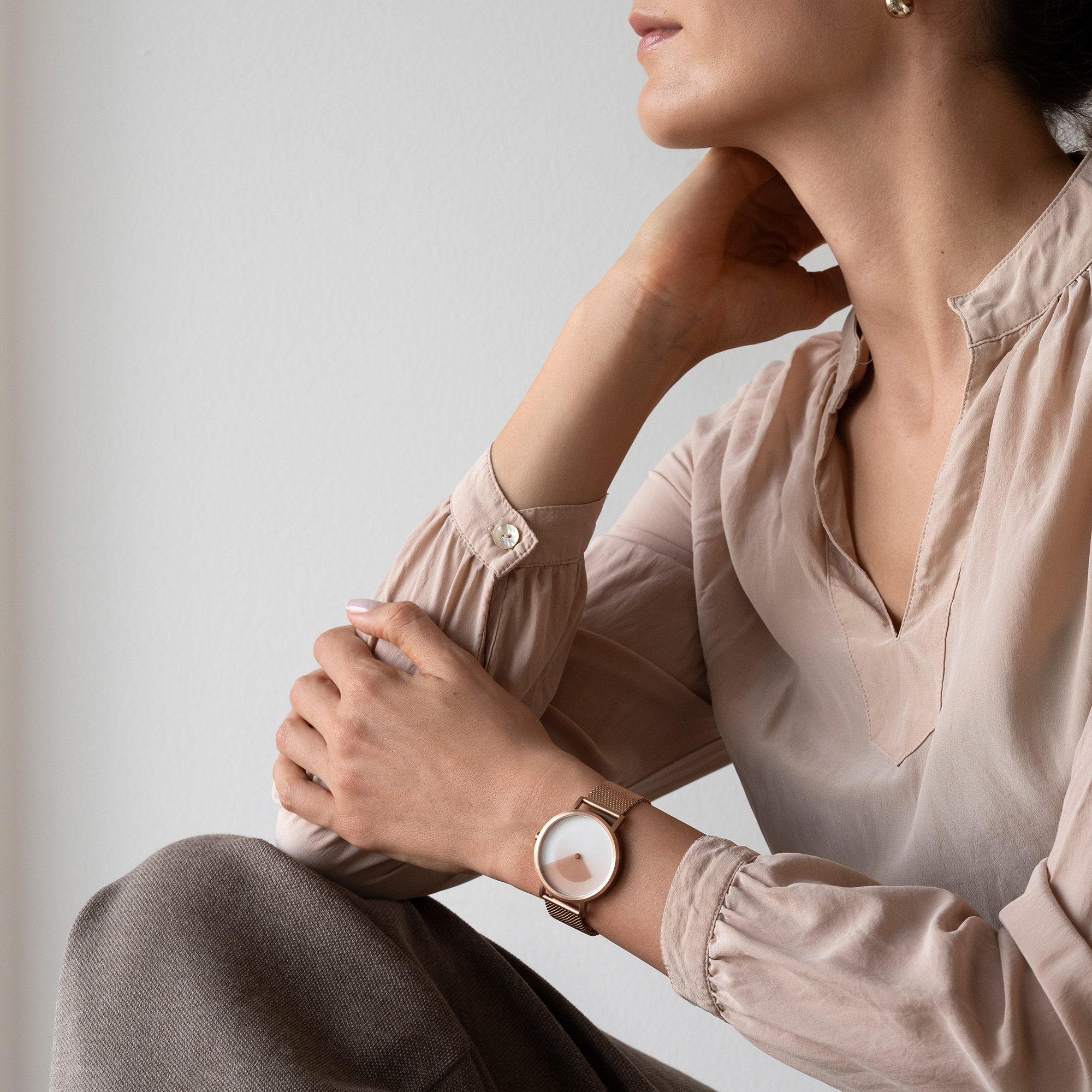 Gradient Watch: Time Told Through Moving Gradients - Gessato Gradient Watch: Time Told Through Moving Gradients - Gessato