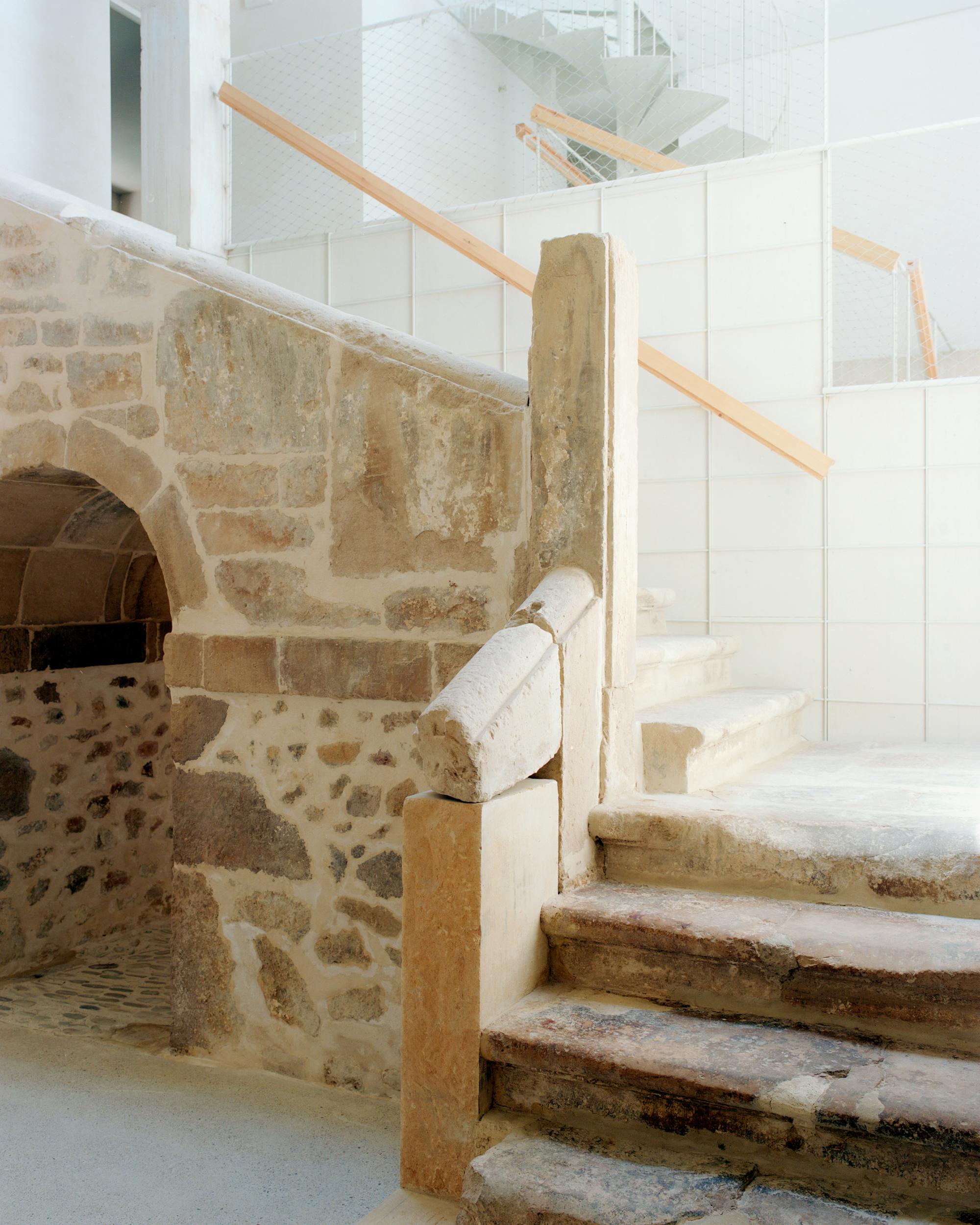 El Priorato: stone ruins revived on a Castilian hillside - Gessato