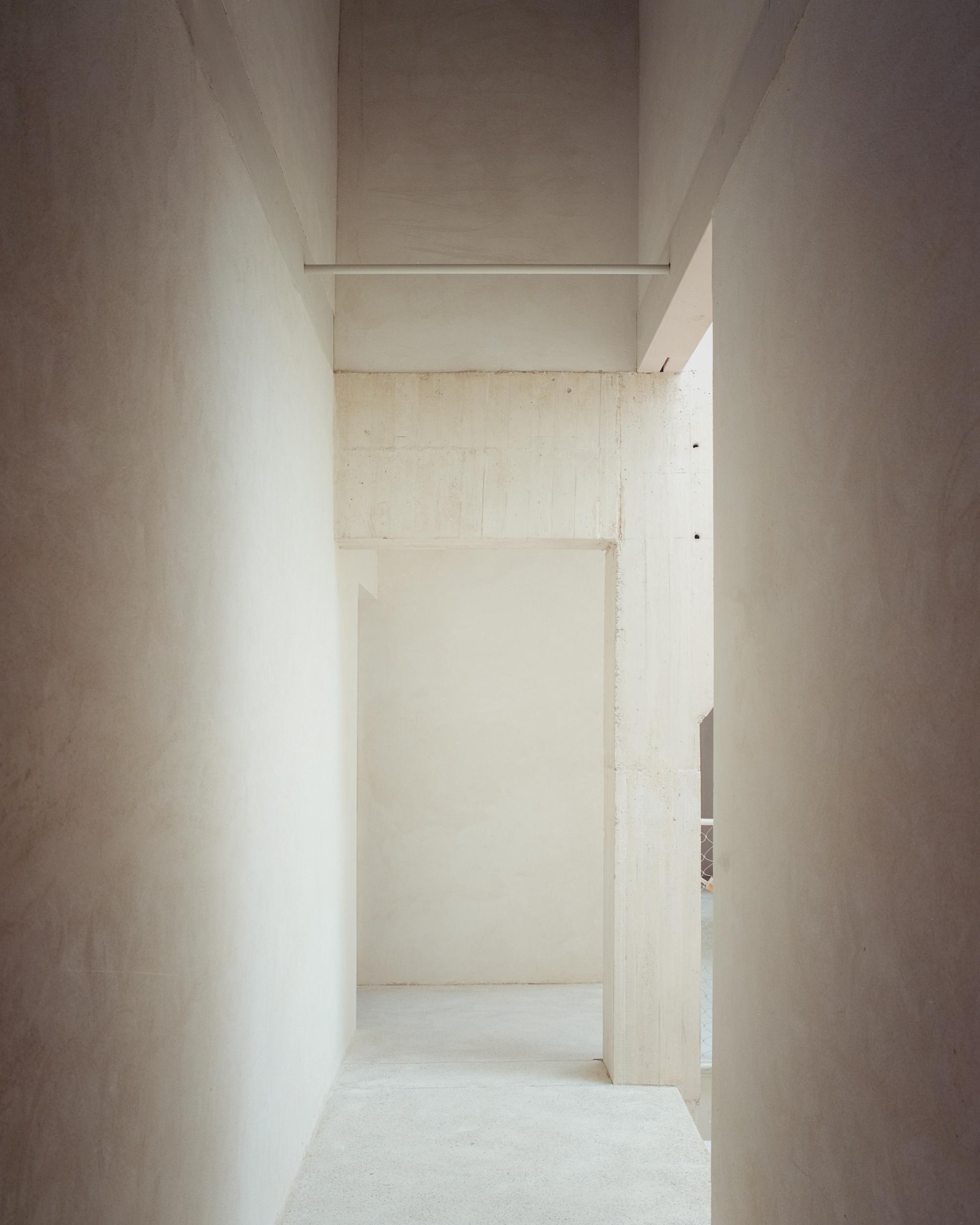 El Priorato: stone ruins revived on a Castilian hillside - Gessato