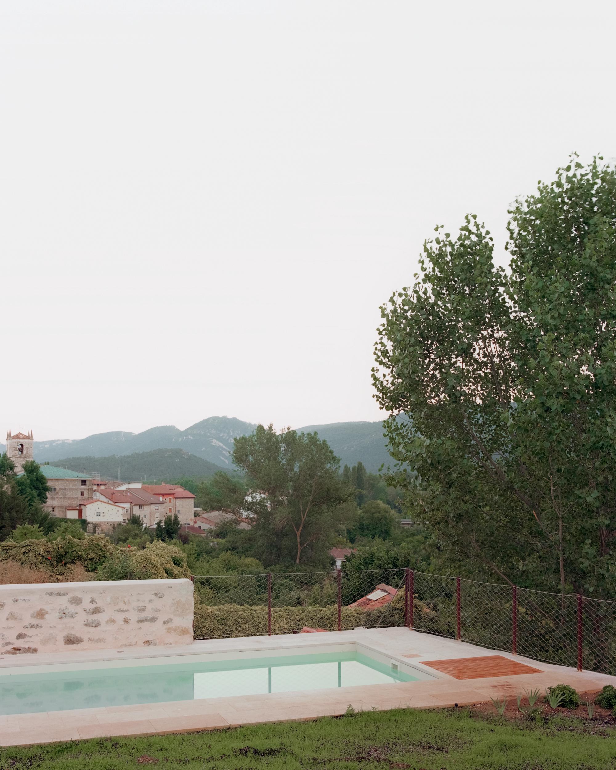 El Priorato: stone ruins revived on a Castilian hillside - Gessato