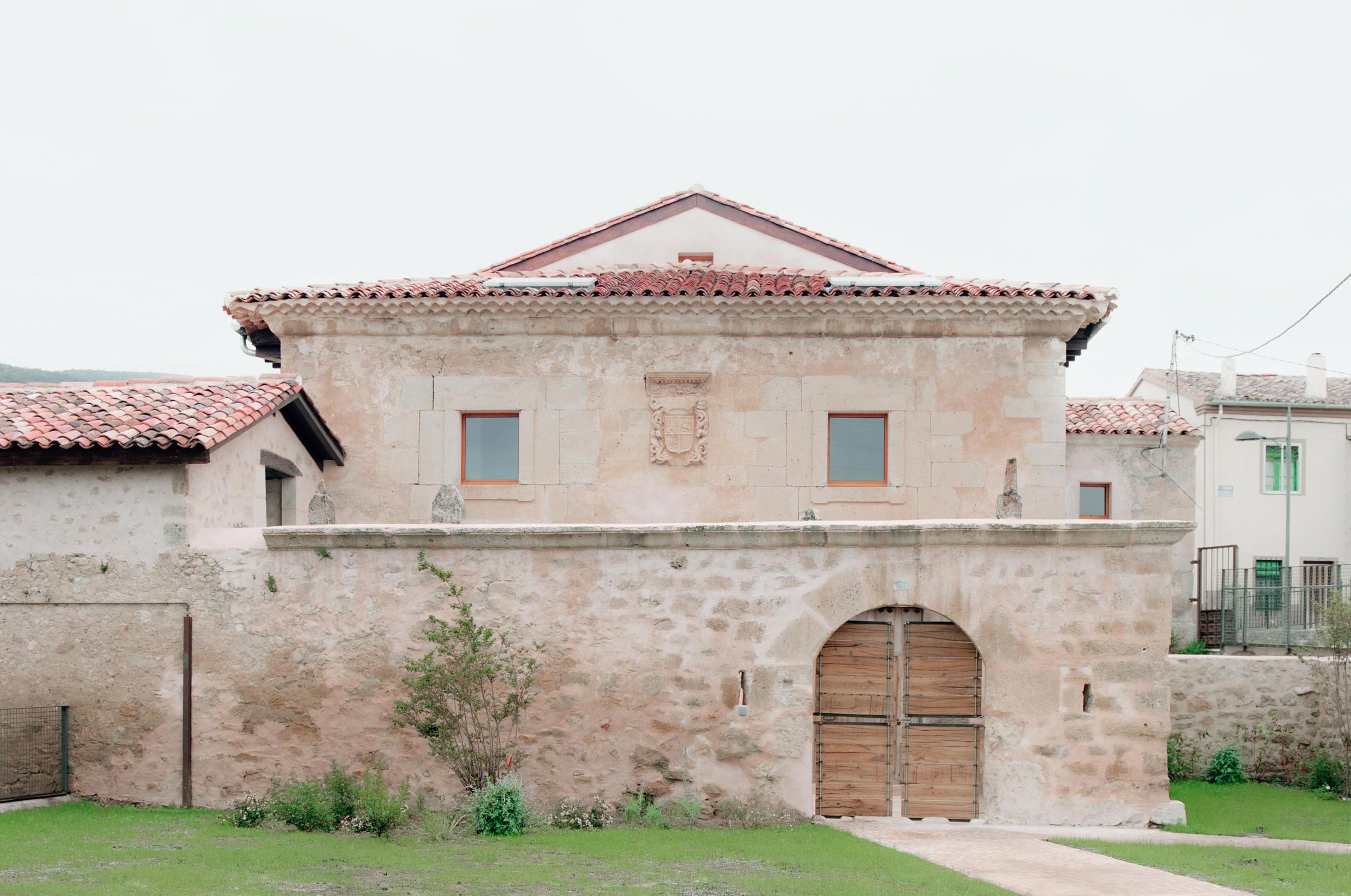 El Priorato: stone ruins revived on a Castilian hillside - Gessato