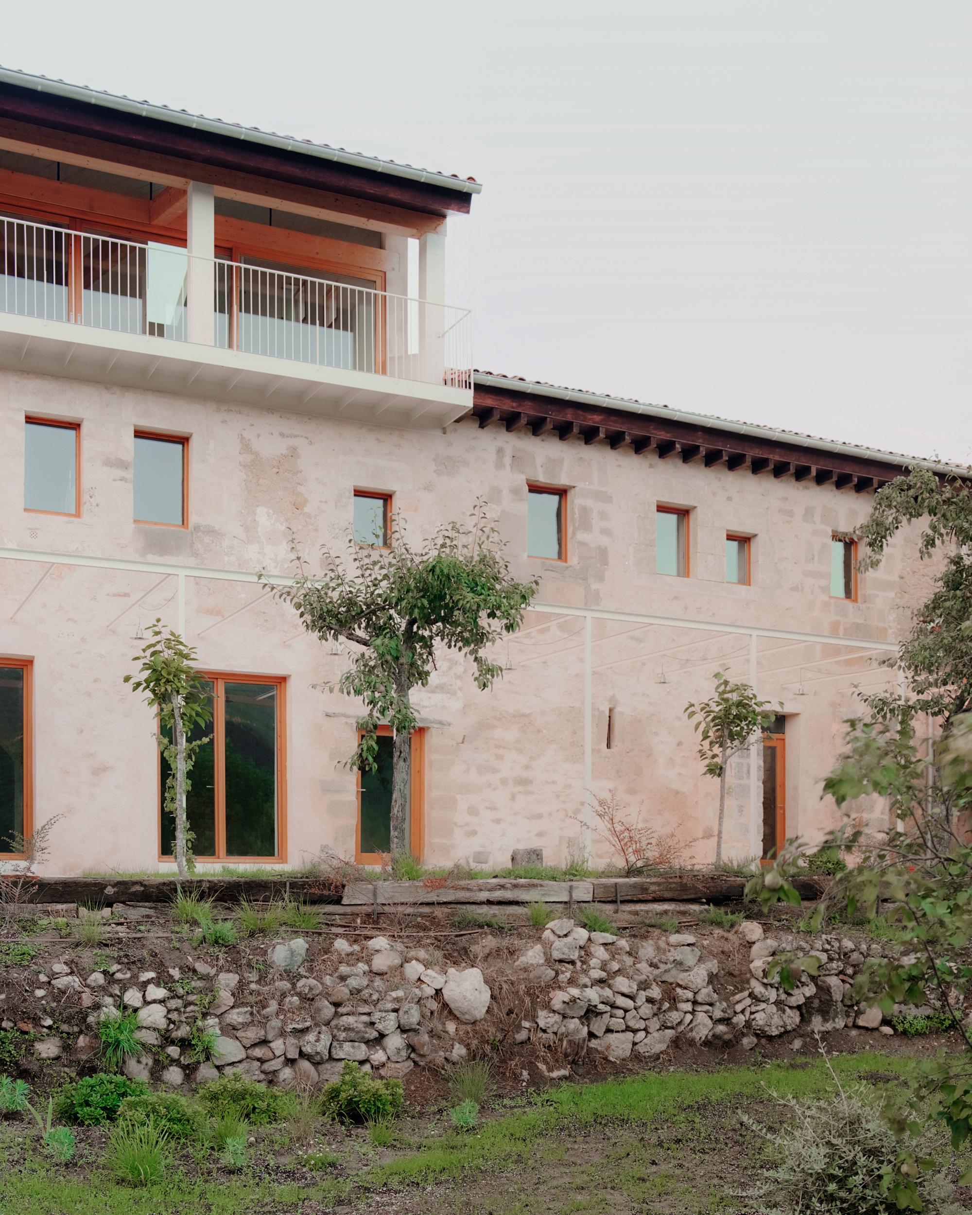 El Priorato: stone ruins revived on a Castilian hillside - Gessato
