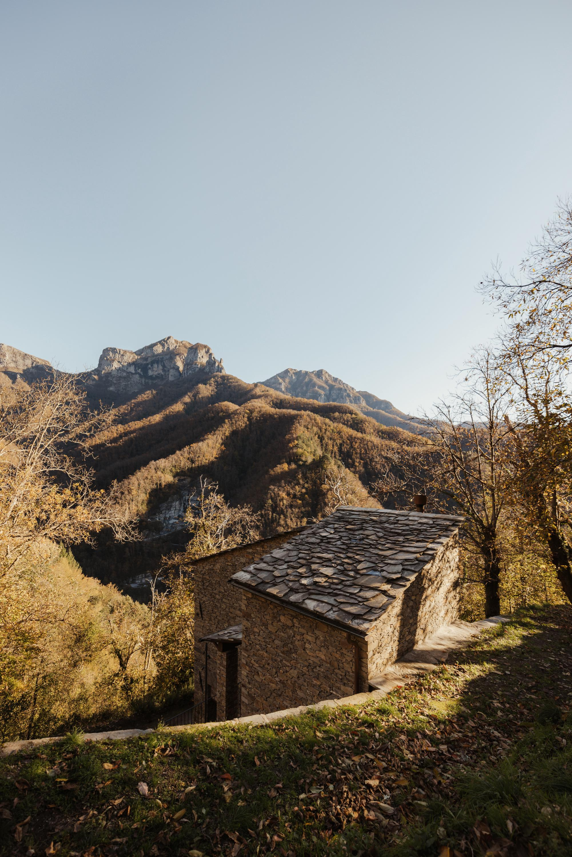 Stone Towers in Pruno - Gessato Stone Towers in Pruno - Gessato