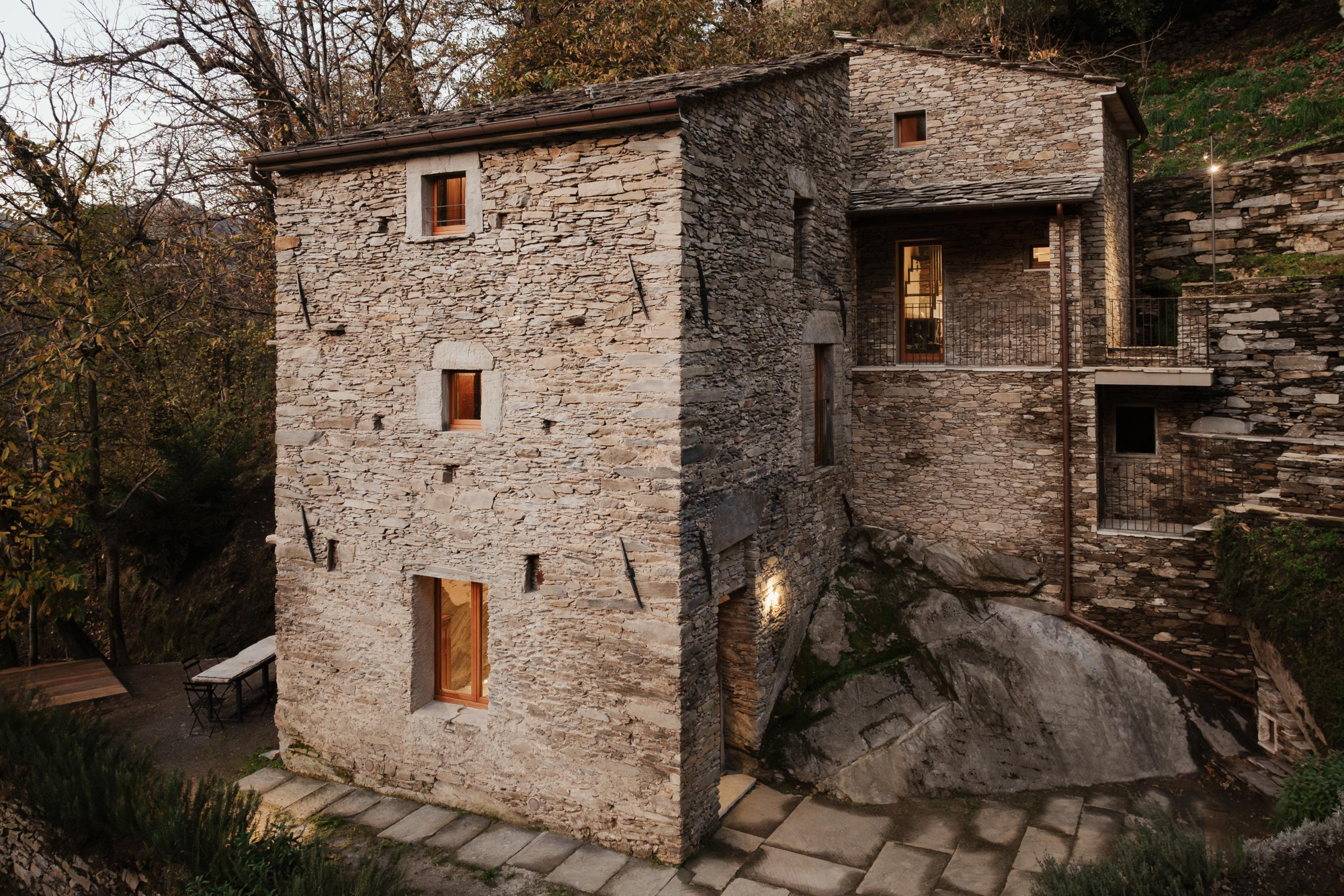 Stone Towers in Pruno - Gessato Stone Towers in Pruno - Gessato