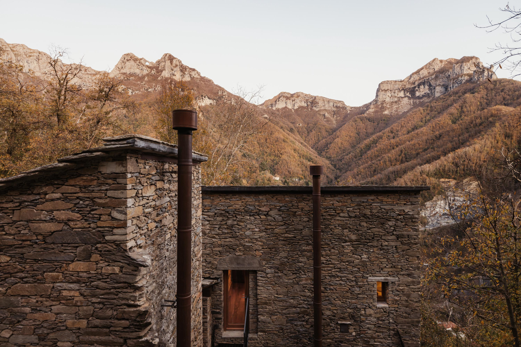 Stone Towers in Pruno - Gessato Stone Towers in Pruno - Gessato