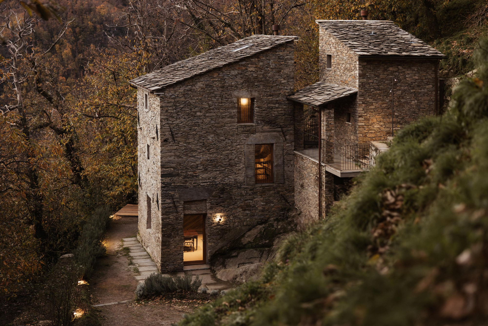 Stone Towers in Pruno - Gessato Stone Towers in Pruno - Gessato
