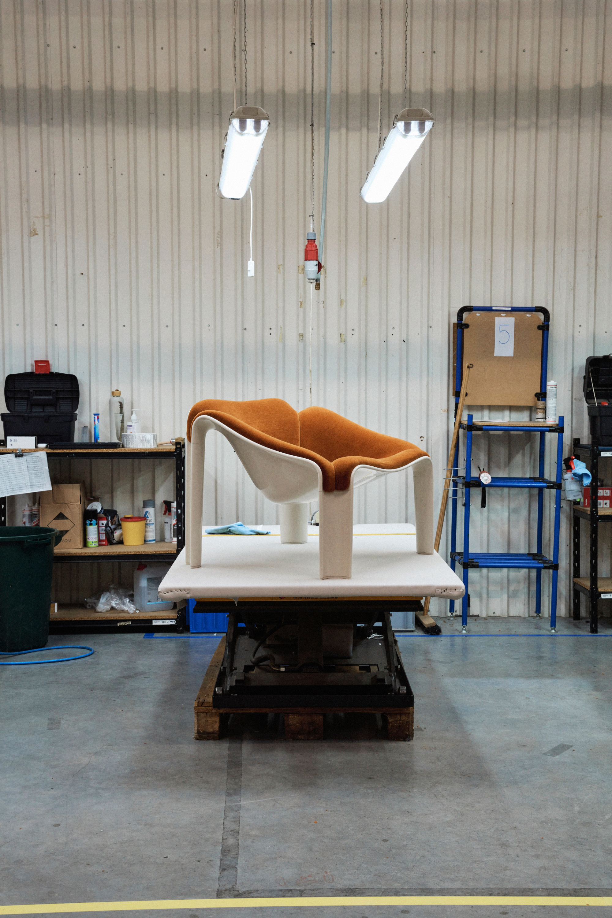 The relaunch of an icon: the Pierre Paulin F300 Lounge Chair - Gessato
