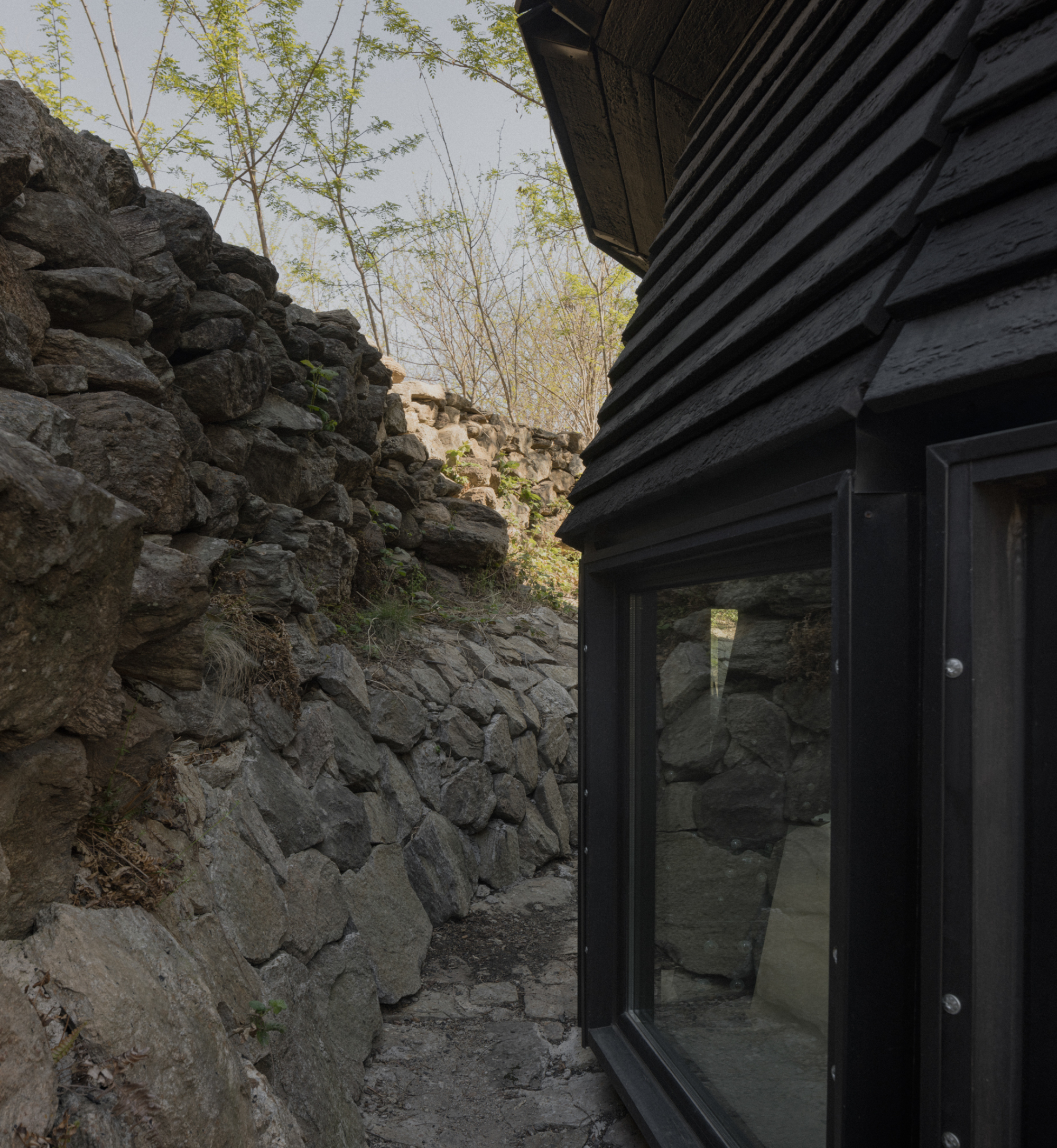 A Black Timber Pavilion in the Argentine Sierras - Gessato