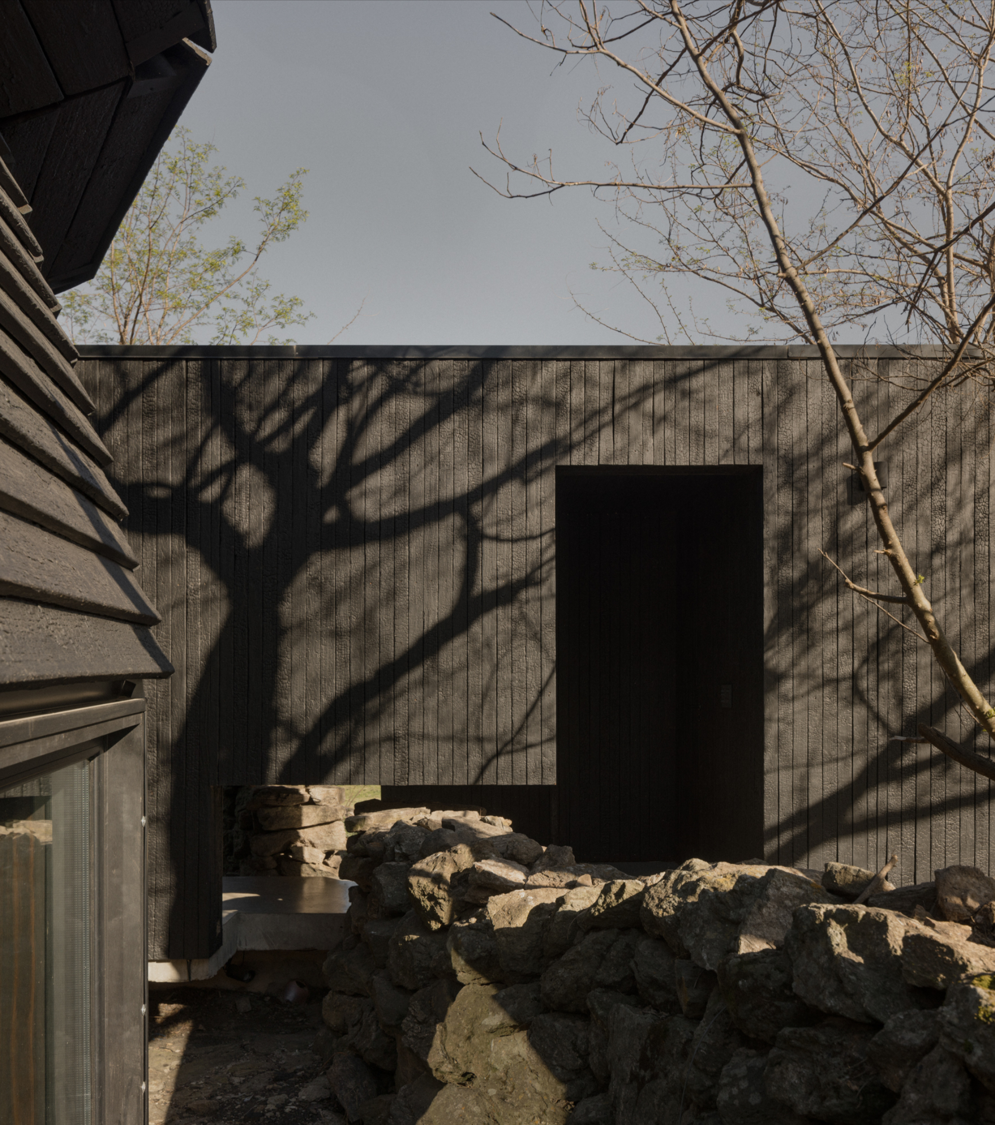 A Black Timber Pavilion in the Argentine Sierras - Gessato