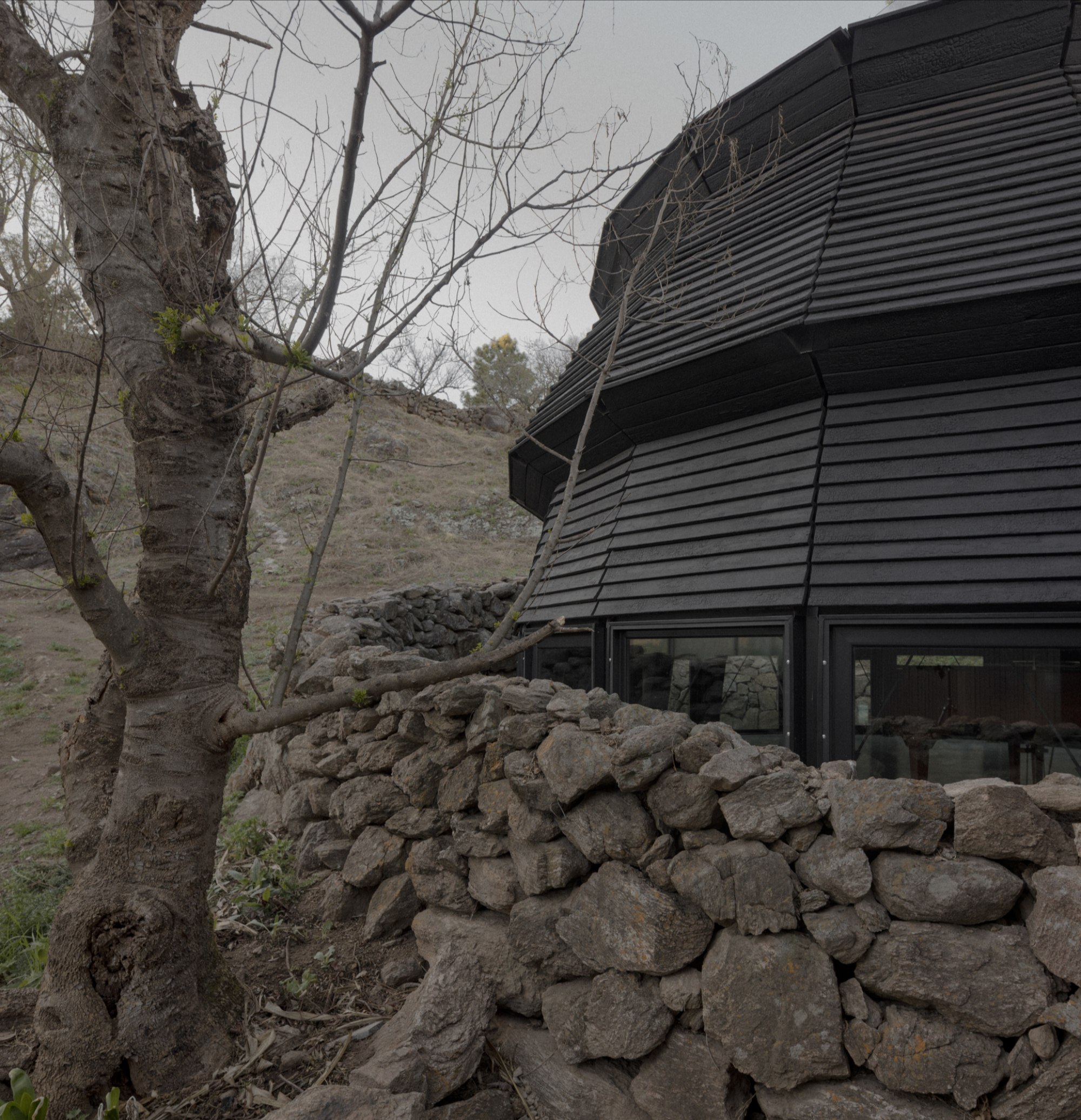 A Black Timber Pavilion in the Argentine Sierras - Gessato
