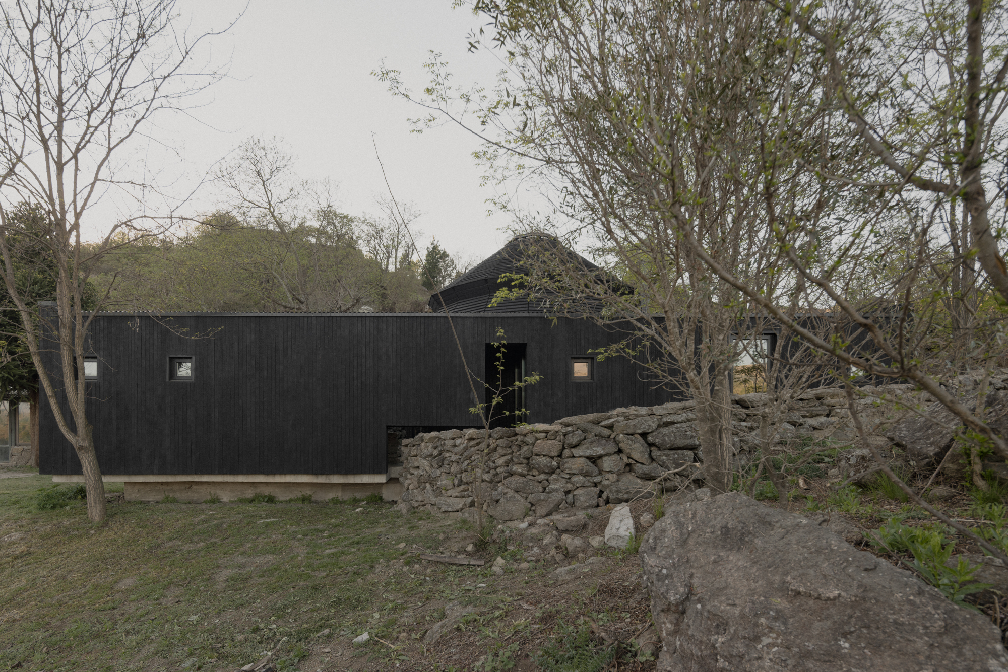 A Black Timber Pavilion in the Argentine Sierras - Gessato