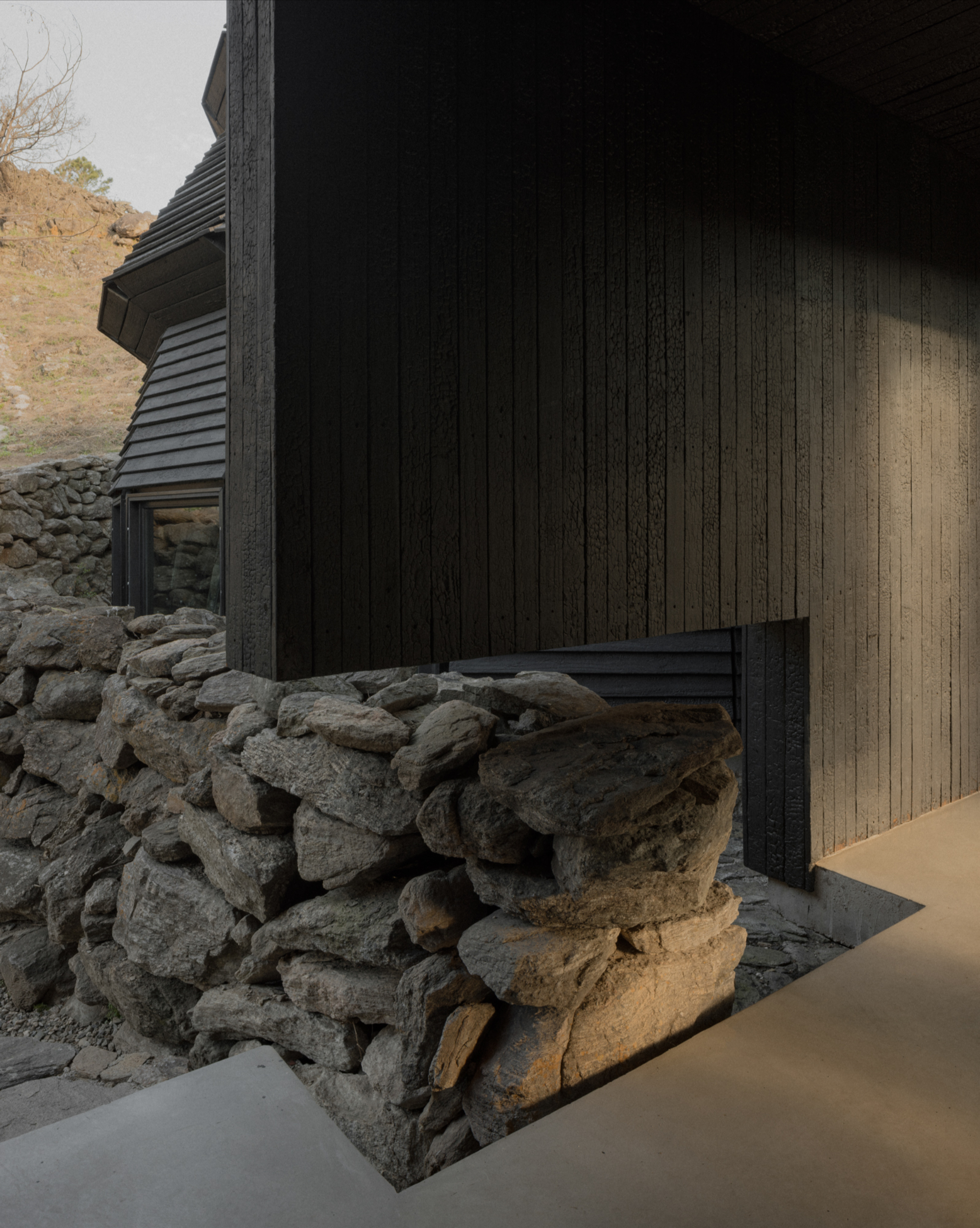 A Black Timber Pavilion in the Argentine Sierras - Gessato