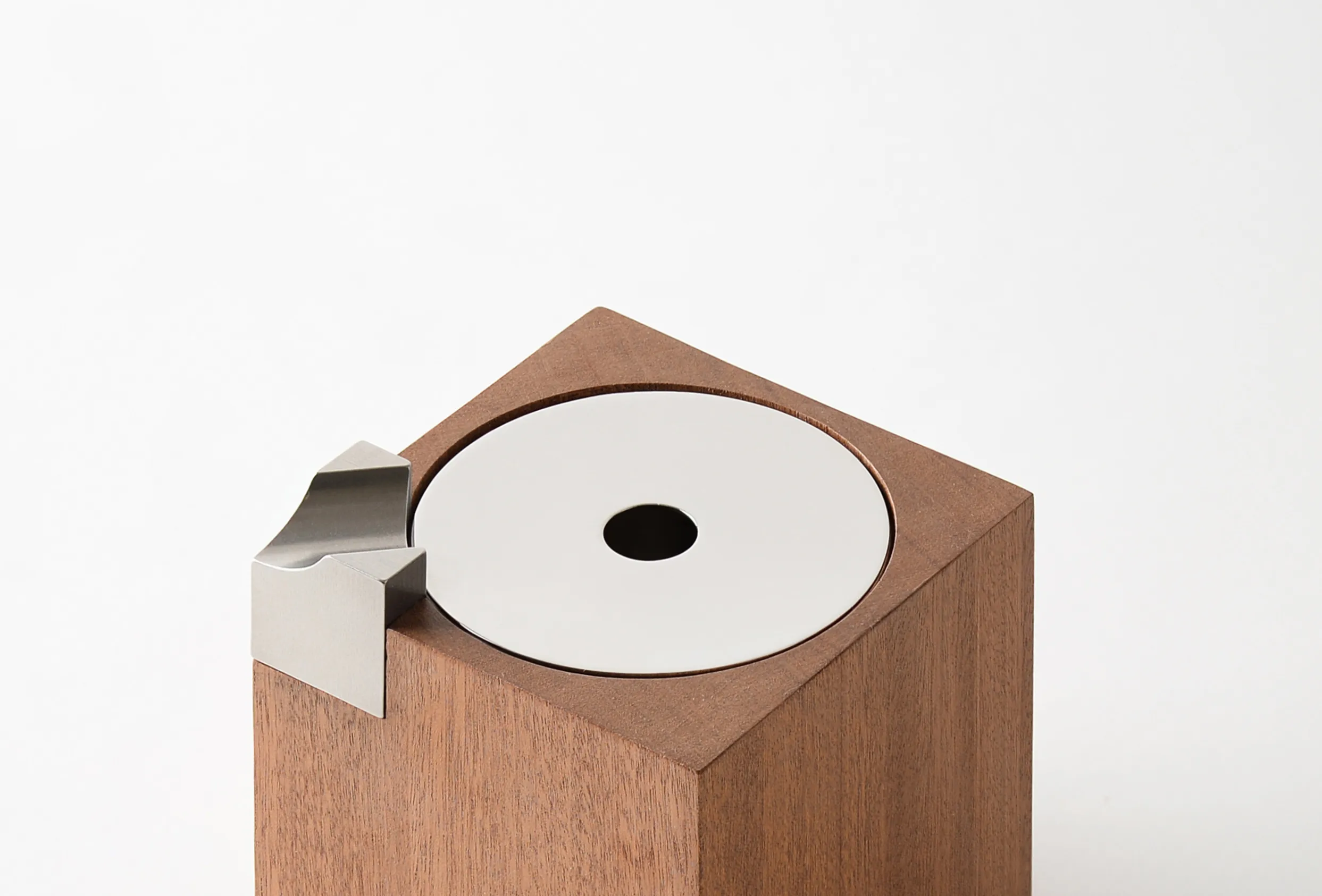 John Meng’s Designer Cigar Ashtrays for the End of the Smoking Age - Gessato John Meng’s Designer Cigar Ashtrays for the End of the Smoking Age - Gessato