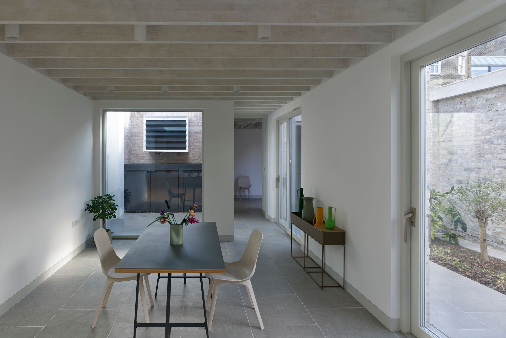 Walled Courtyard - Gessato