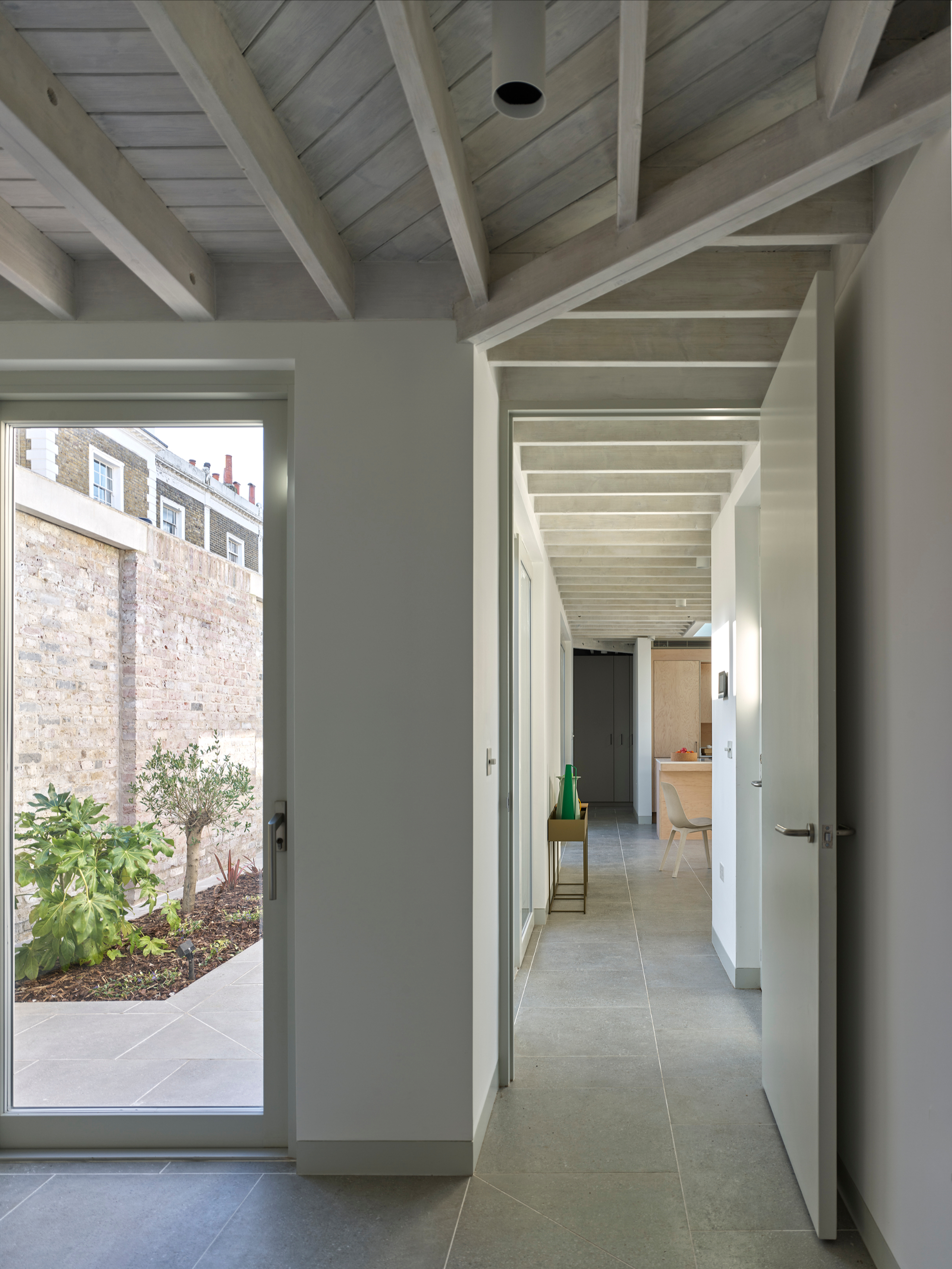 Walled Courtyard - Gessato Walled Courtyard - Gessato