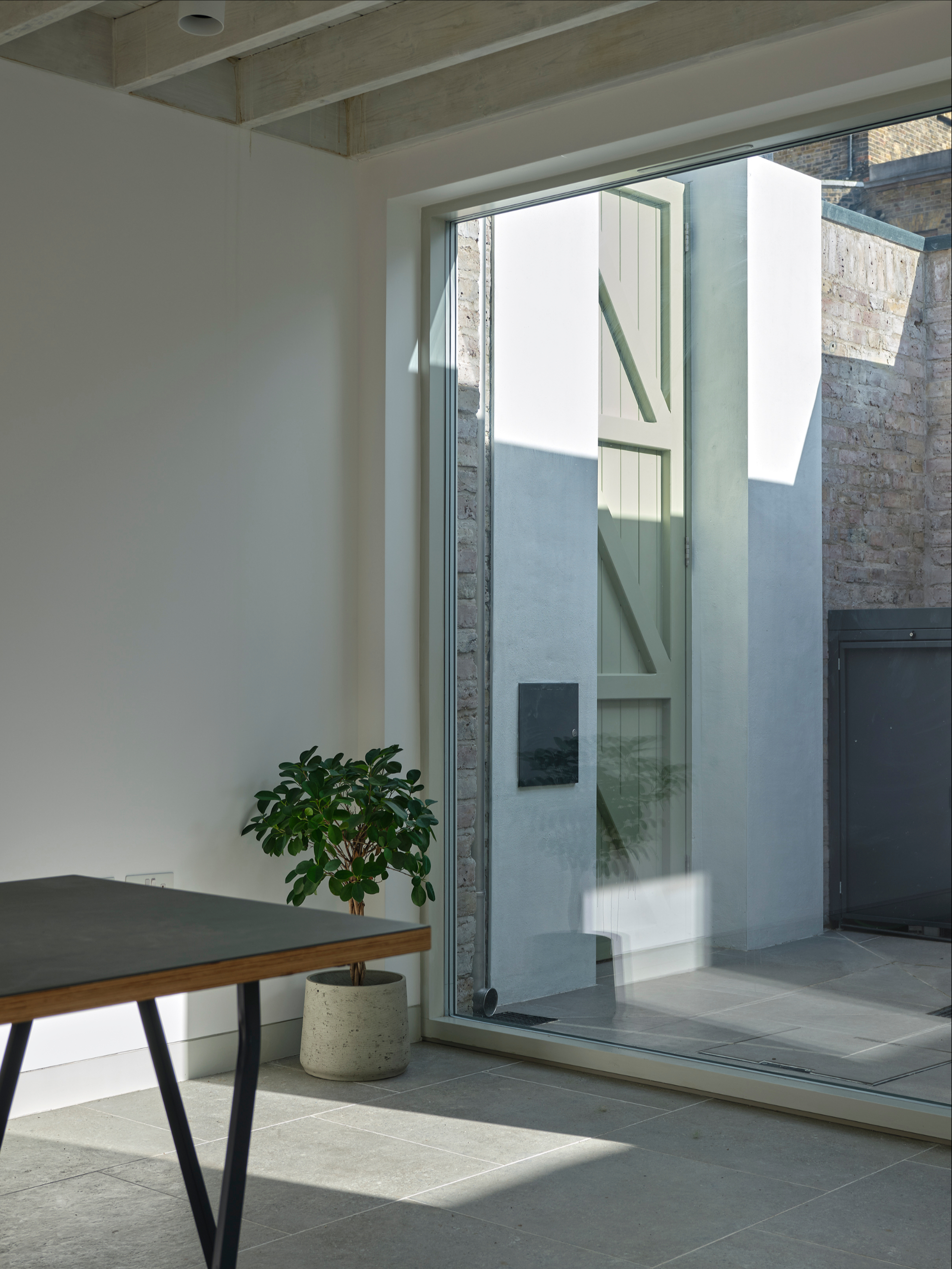 Walled Courtyard - Gessato